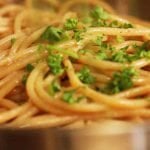 wholemeal spaguetti aglio et olio