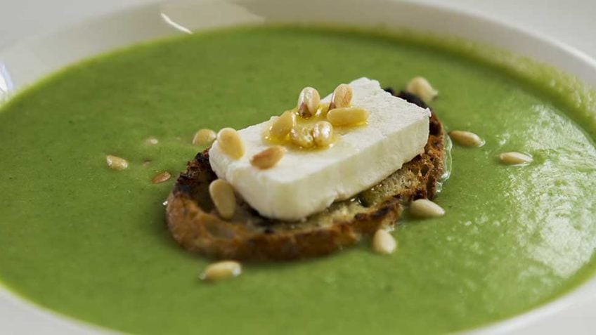 Broccoli soup with goat cheese