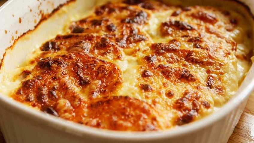 Amazing Gratin Dauphinois - potatoes in cream with cheese