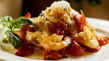 Shrimp with roasted garlic and tomato pasta - prawns