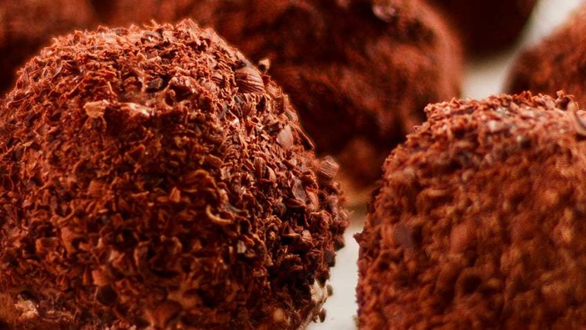 Merveilleux au Chocolat - crispy meringue chocolate bombs