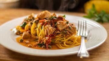 Easy tuna spaghetti with capers and fresh tomato