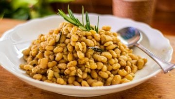 A very basic white bean recipe that’s healthy and full of fibre. This will adapt to any white bean recipe but the cannellini kidney shape bean seems to hold up its shape a lot better. It’s a basic dish that’s very tasty, you need to use a good quality first pressed virgin olive oil for great results. Use freshly cracked pepper and if you can, fresh rosemary. It’s best to salt last so they retain their shape. Older beans will take longer to cook, 30 to 45 minutes, fresher beans can cook as quickly as 20 minutes. The bicarbonate of soda adds an alkaline that helps the bean keep their shape and speeds up the cooking process. This step is optional.