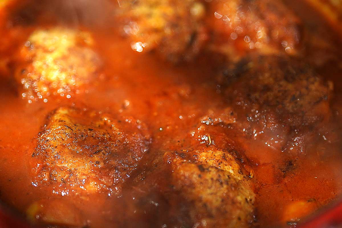 Simmering chicken in Provençal sauce