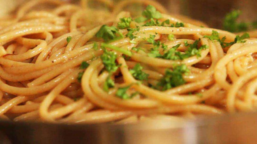 wholemeal spaguetti aglio et olio