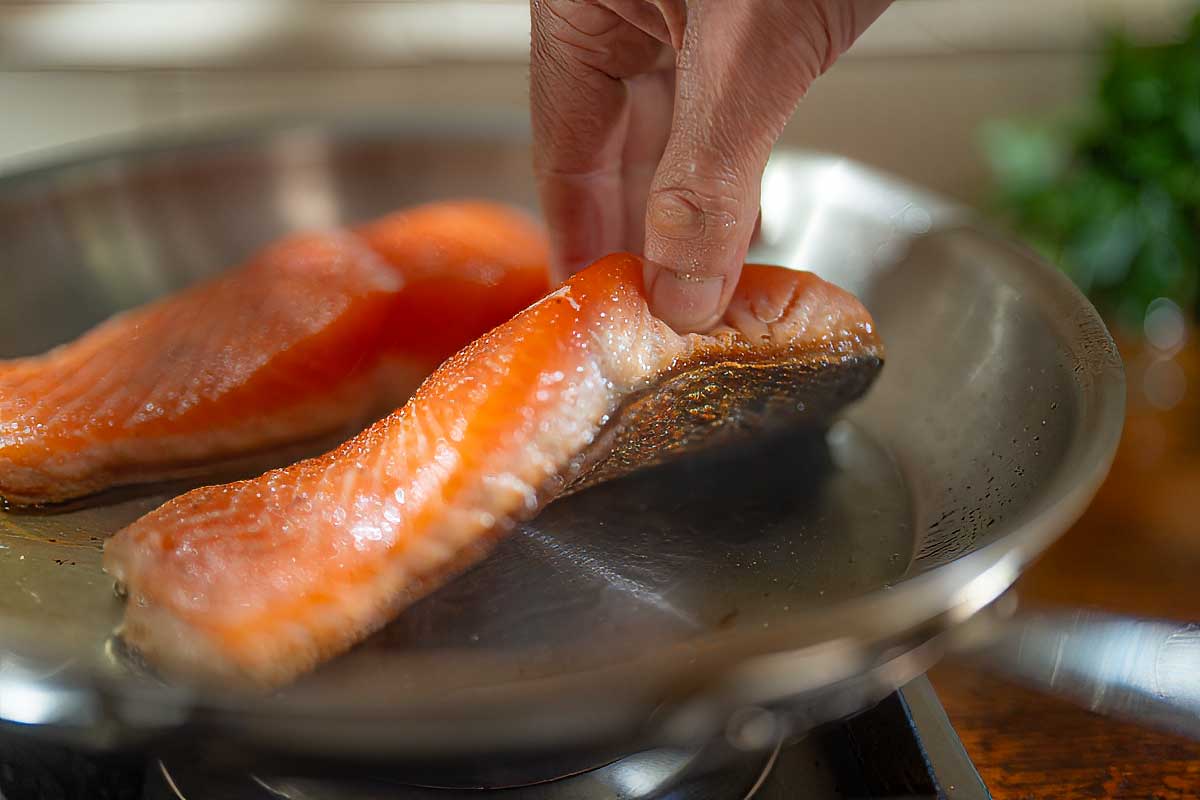 How to cook salmon using a stainless steel pan
